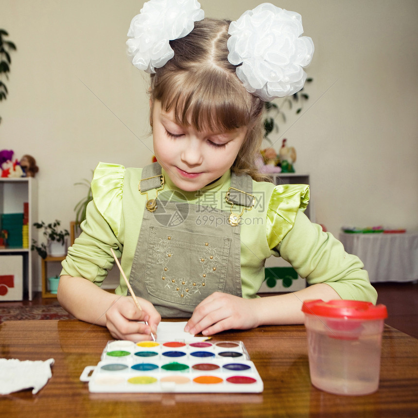 幼儿园的青年才华学习爱好桌子绘画家庭作业创造力专注教育想像力艺术图片