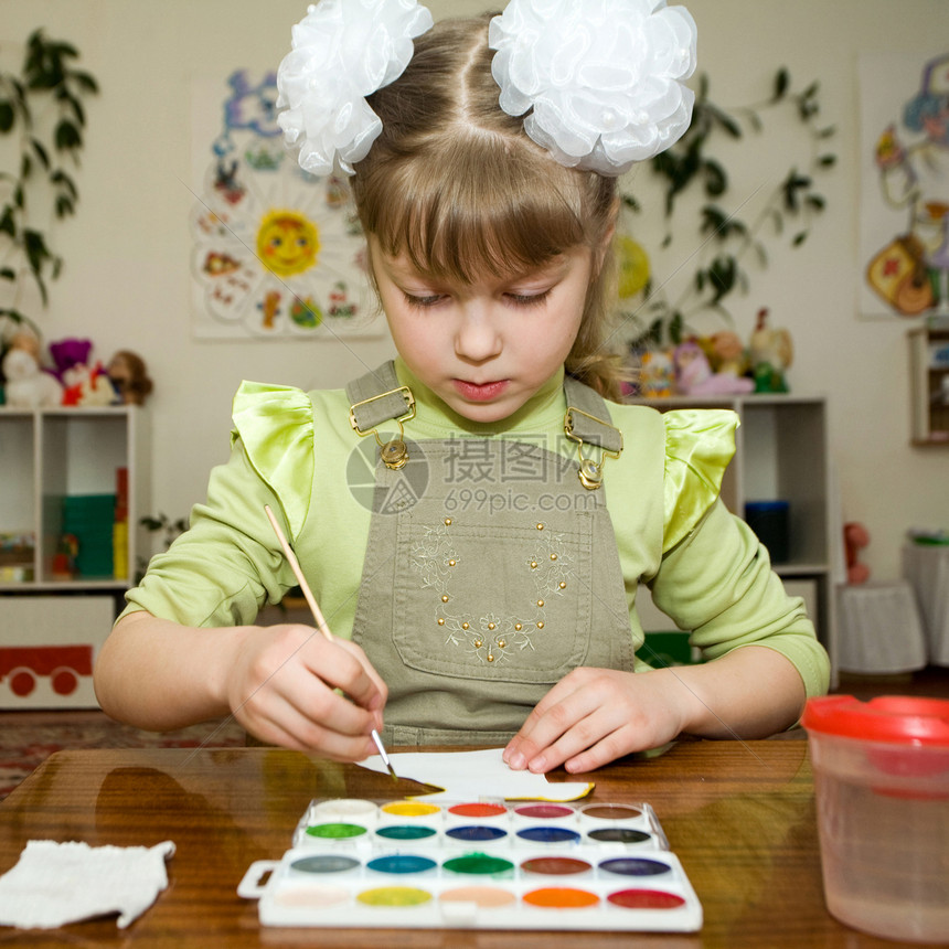 幼儿园的青年才华画家专注快乐工艺水粉画桌子艺术教育想像力家庭作业图片