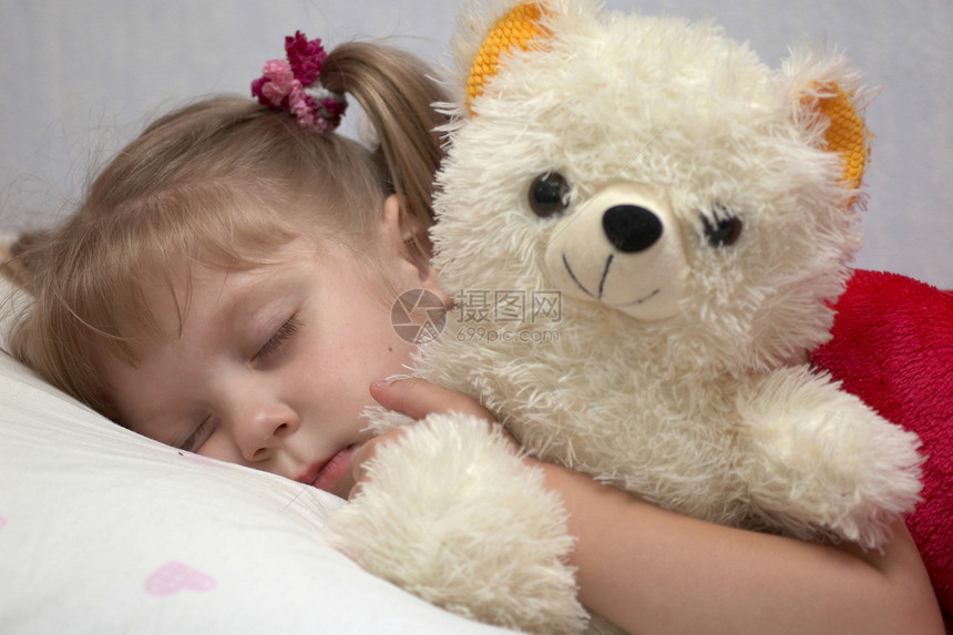 小女孩滑倒动物身体休息女性枕头就寝毯子玩具婴儿生活图片