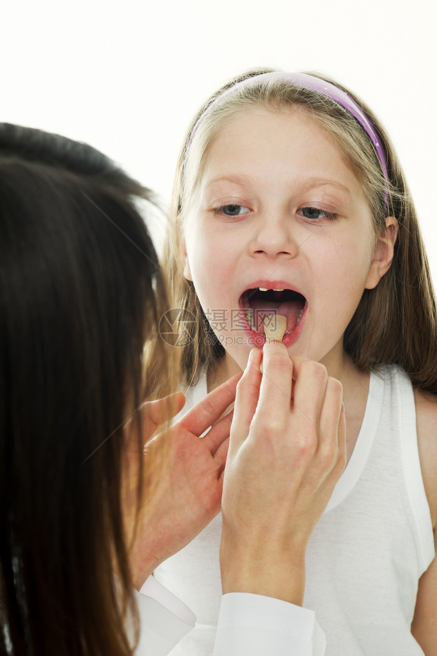 医生评估病人医院护士女士女孩卫生女性服务舌头孩子考试图片