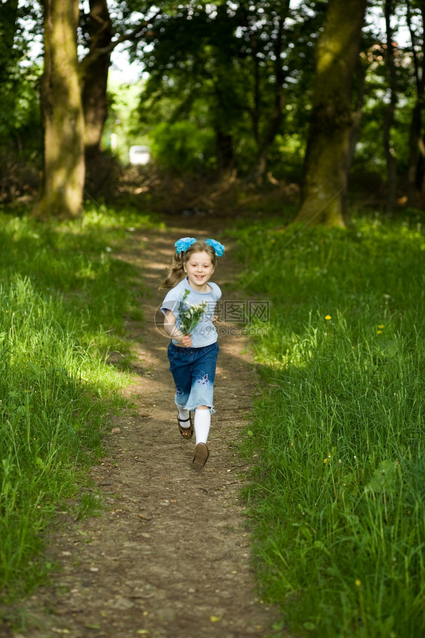 快乐的女孩童年小路孩子公园绿色喜悦老化车道跑步幸福图片