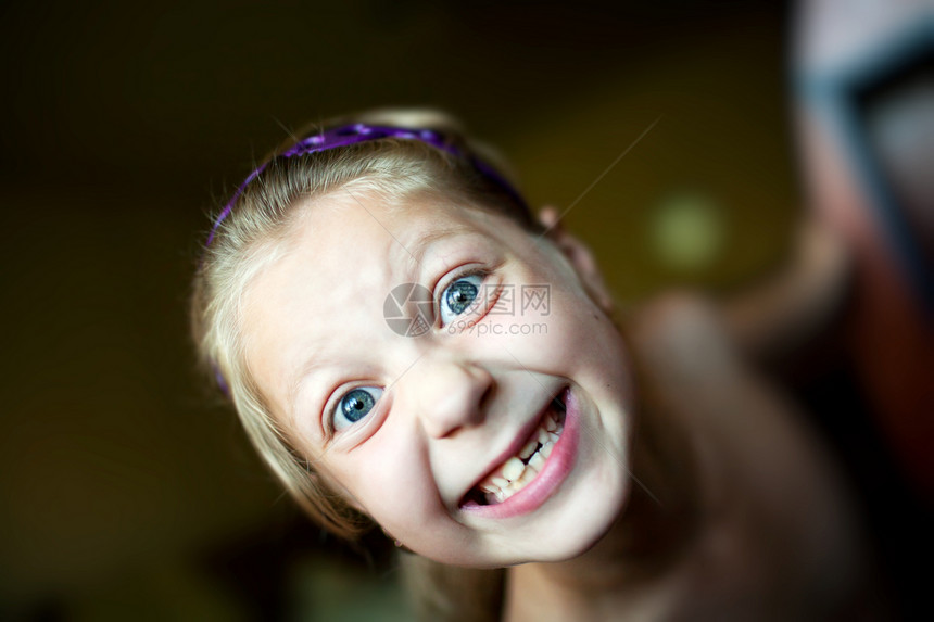 有趣的女孩喜悦游戏乐趣孩子女性青年童年牙齿幸福图片