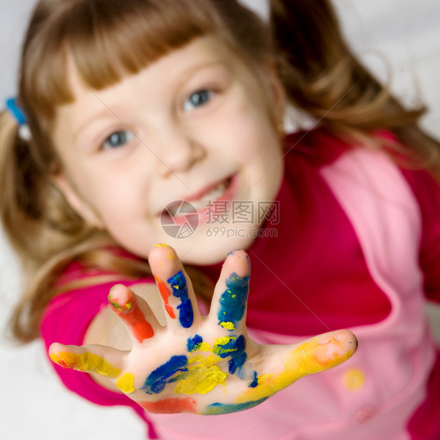 小女孩喜悦艺术童年幸福乐趣儿童手指女孩学校快乐图片
