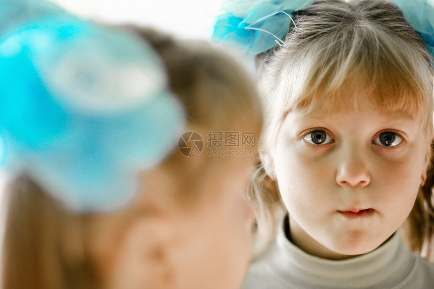 镜中的女孩孩子反射镜子成人童年图片