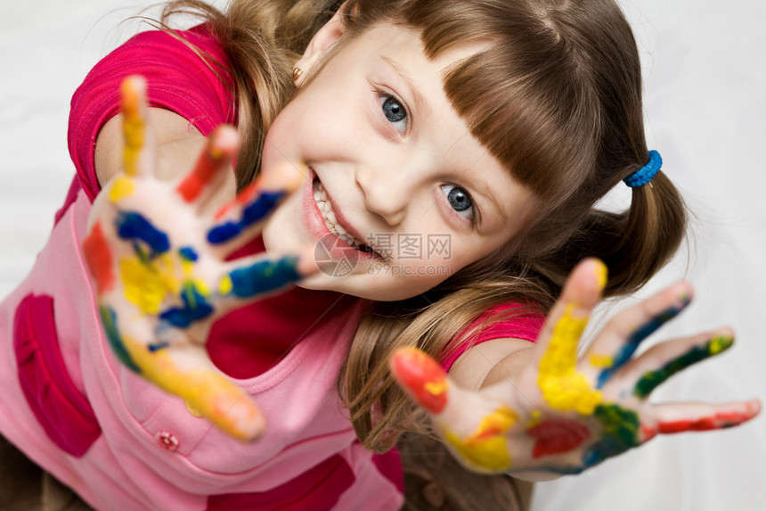 小女孩童年喜悦手指乐趣幸福学校快乐儿童艺术教育图片