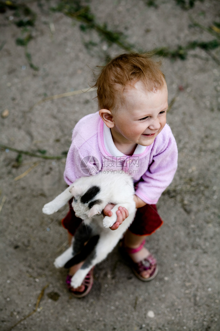 女婴快乐乡村院子小猫孩子哺乳动物女孩友谊家庭宠物朋友图片
