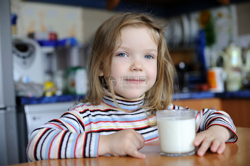 有个女孩喝着牛奶图片