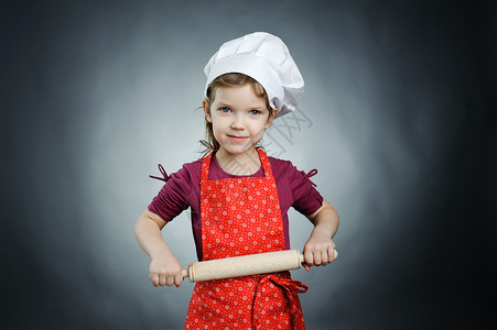小厨师食物女孩木头擀面杖生产红色孩子厨房童年帮助背景图片