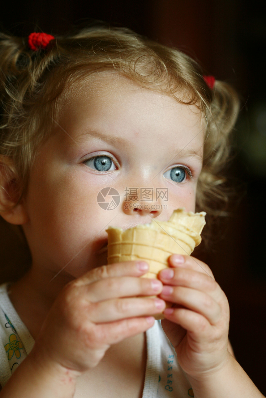 带冰淇淋的女孩胡扯孩子眼睛锥体图片