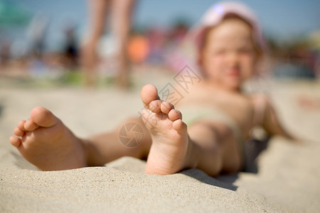 女孩在沙沙上气候脚趾闲暇旅行赤脚海滩背景图片