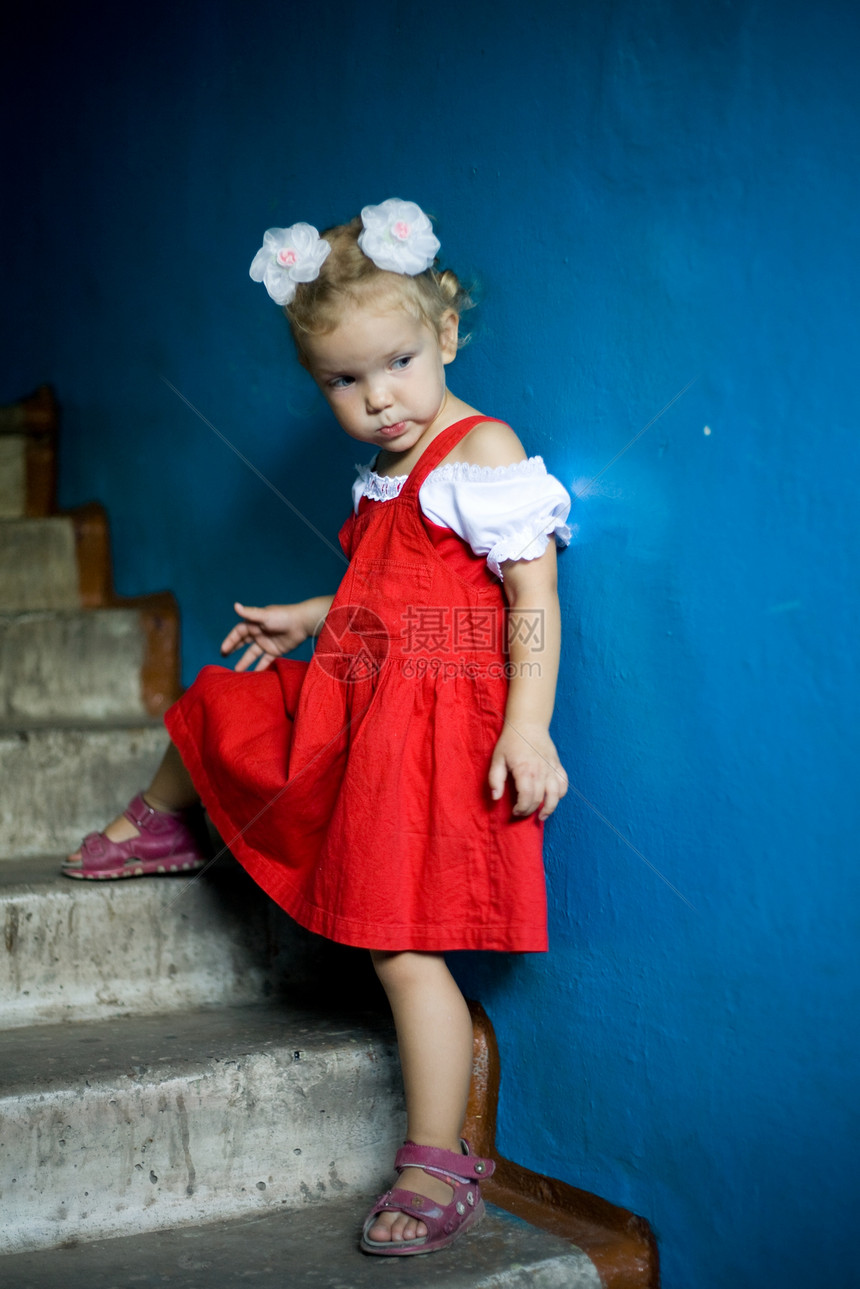 儿幼婴孩童青年蓝色裙子红色女性童年图片