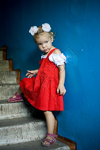 儿幼婴孩童青年蓝色裙子红色女性童年背景图片