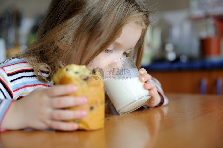 草纸玻璃奶制品女孩面包白色桌子杯子小吃牛奶孩子图片