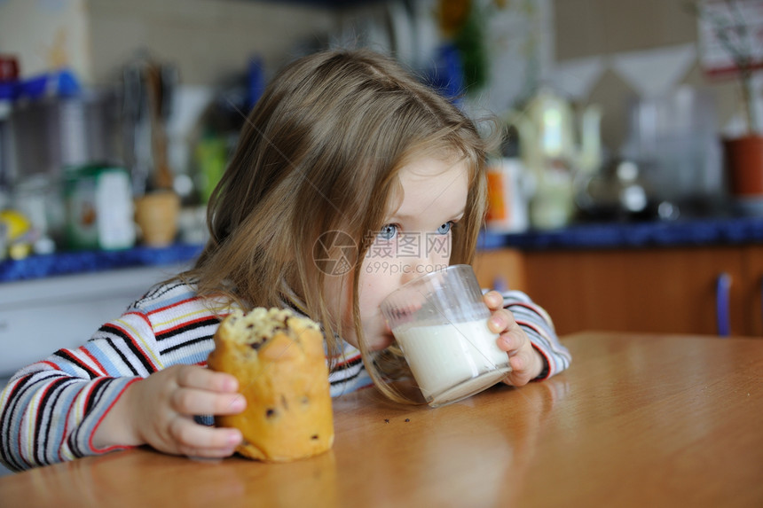 美味食品孩子面包白色甜点小吃杯子美食玻璃桌子牛奶图片