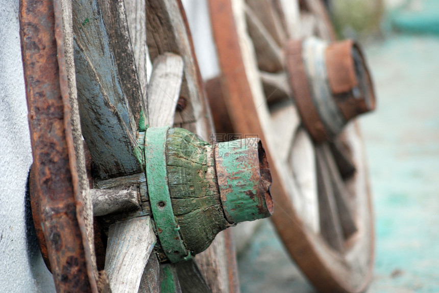 旧轮子 旧轮子 旧轮子农场木头铁匠工具乡村维修古董仪器机械大车图片