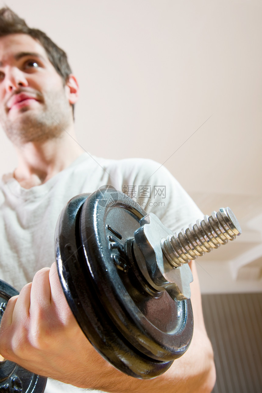 男人在健身房里举起哑铃休闲运动装健身成人肌肉运动体操权重锻炼图片