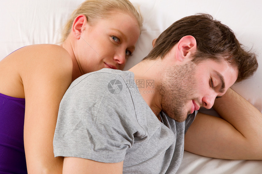 一对夫妇躺在床上夫妻日常生活长发女士恋爱成年人男人拥抱两个人背心图片