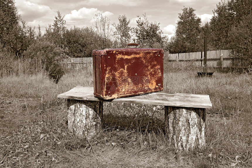 赛皮亚的木板凳旁的旧售货机图片