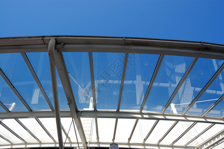 玻璃屋顶城市金属天花板商业大厅窗户技术蓝色背景图片