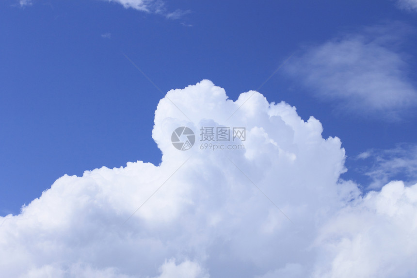 白云和蓝天空太阳天气蓝色多云阳光白色图片