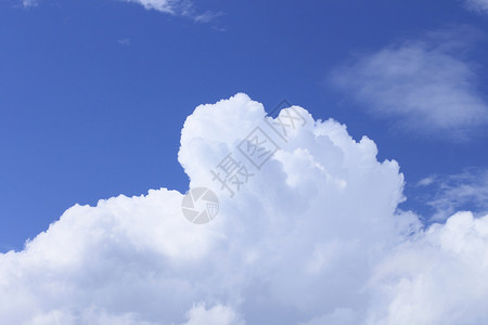 白云和蓝天空太阳天气蓝色多云阳光白色背景图片