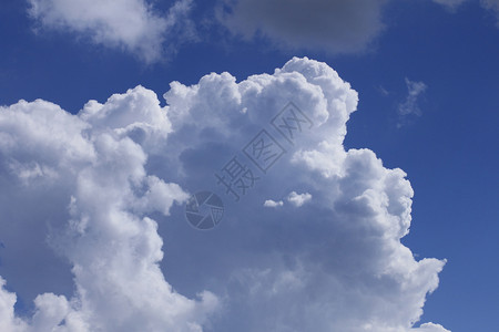 白云和蓝天空蓝色阳光太阳天气白色多云背景图片