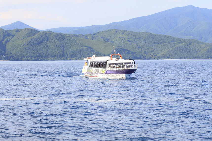 在田泽湖的船舶上天空旅行蓝色假期反射图片