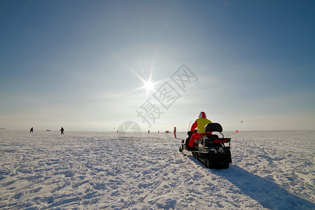 摩托套岛在美丽的冬季风景中的雪地上背景