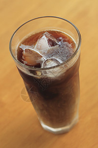 冰雪咖啡冰镇黑色咖啡店棕色玻璃背景图片