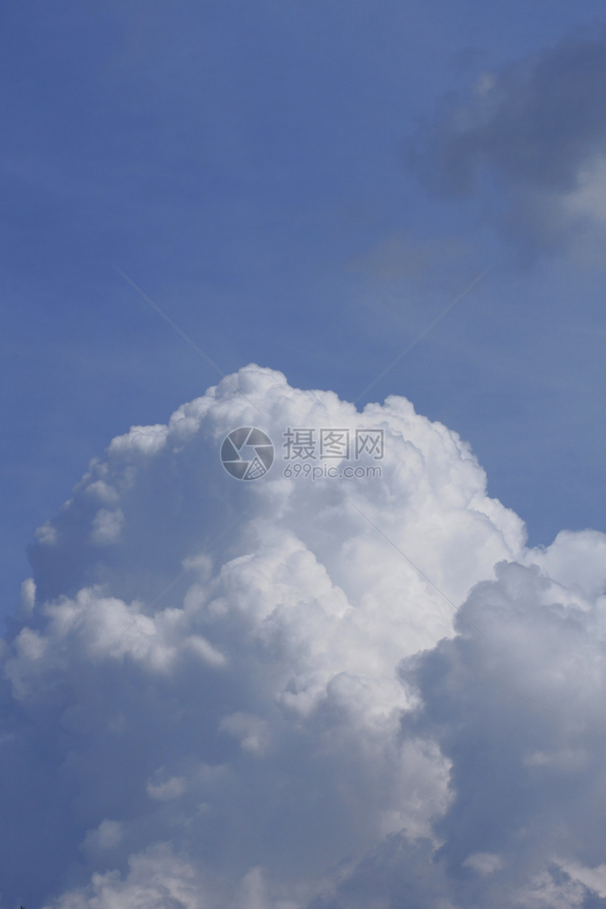 白云和蓝天空白色阳光太阳多云天气蓝色图片