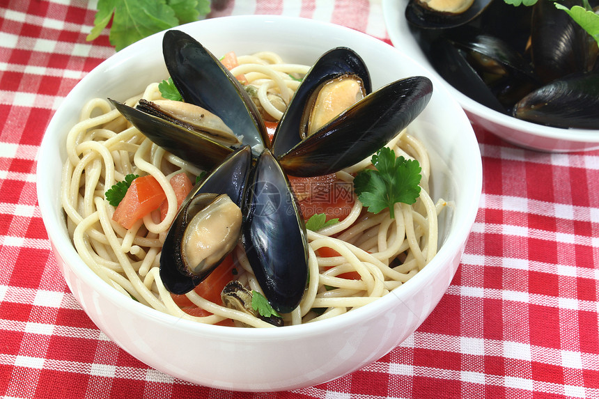 带贝贝贝的意大利面贝类香菜美食烹饪海鲜食物低脂肪草药盘子面条图片