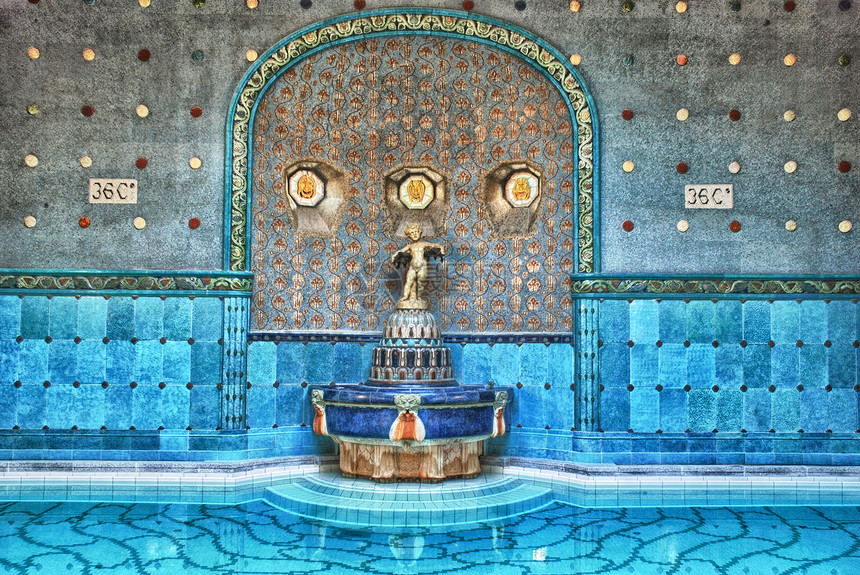 在著名的盖勒特浴池中的美丽雕像图片