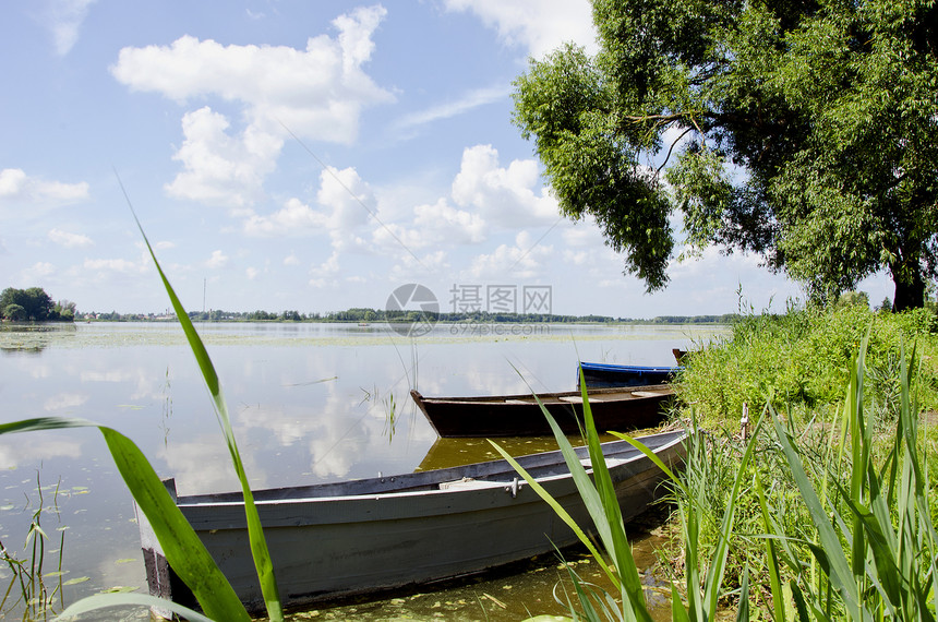 有船的夏季湖图片