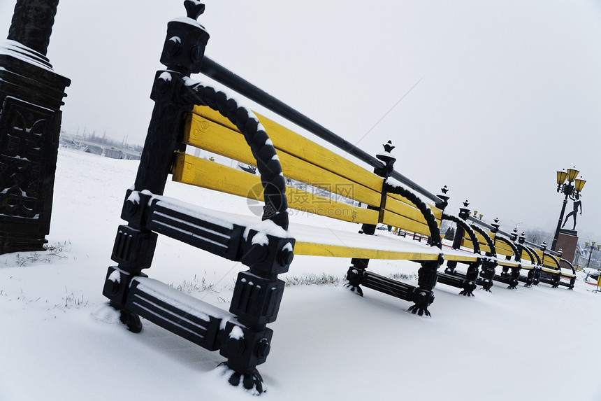 城市公园的长椅灯笼纸牌小路旅行曲目薄片场景单人降雪图片