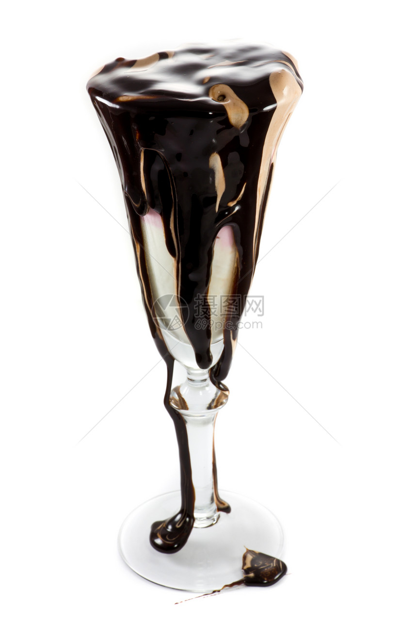 冰淇淋在葡萄酒杯里 用大量巧克力薄荷图片