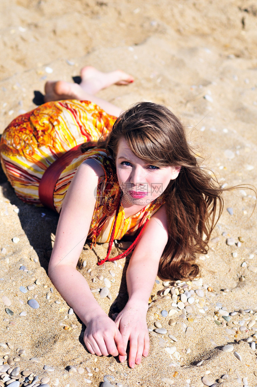 女孩躺在沙滩上女士波浪极乐幸福造型活力精力假期微笑海滩图片