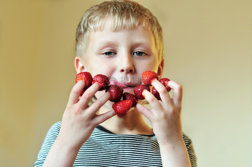 男孩吃草莓食物享受保健水果男生活力男人浆果儿子青年图片