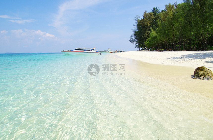 沙滩和热带海海洋海景阳光天空旅行海岸蓝色假期天堂海浪图片