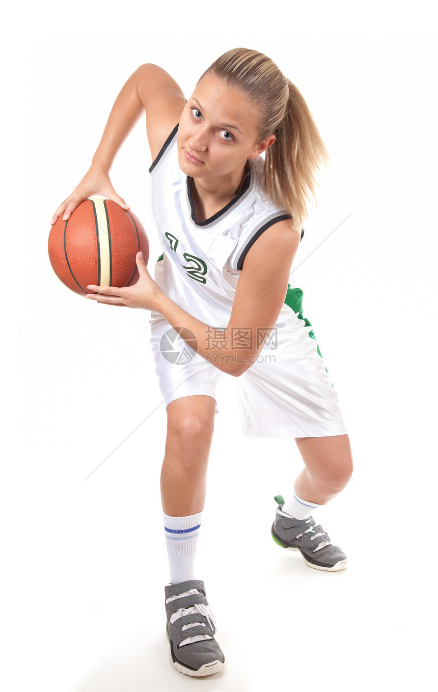 年轻篮球运动员在行动图片