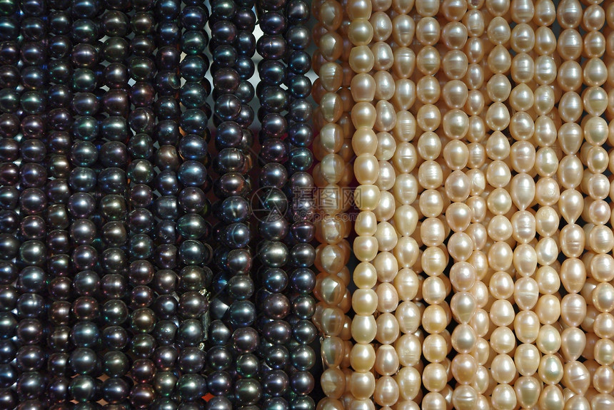 白珍珠和黑珍珠的很多珠子图片