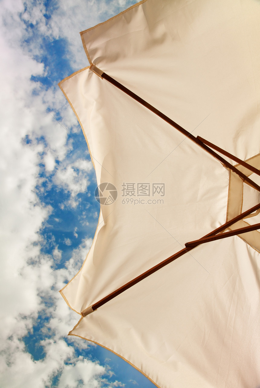 白色海滩伞低角度视图图片