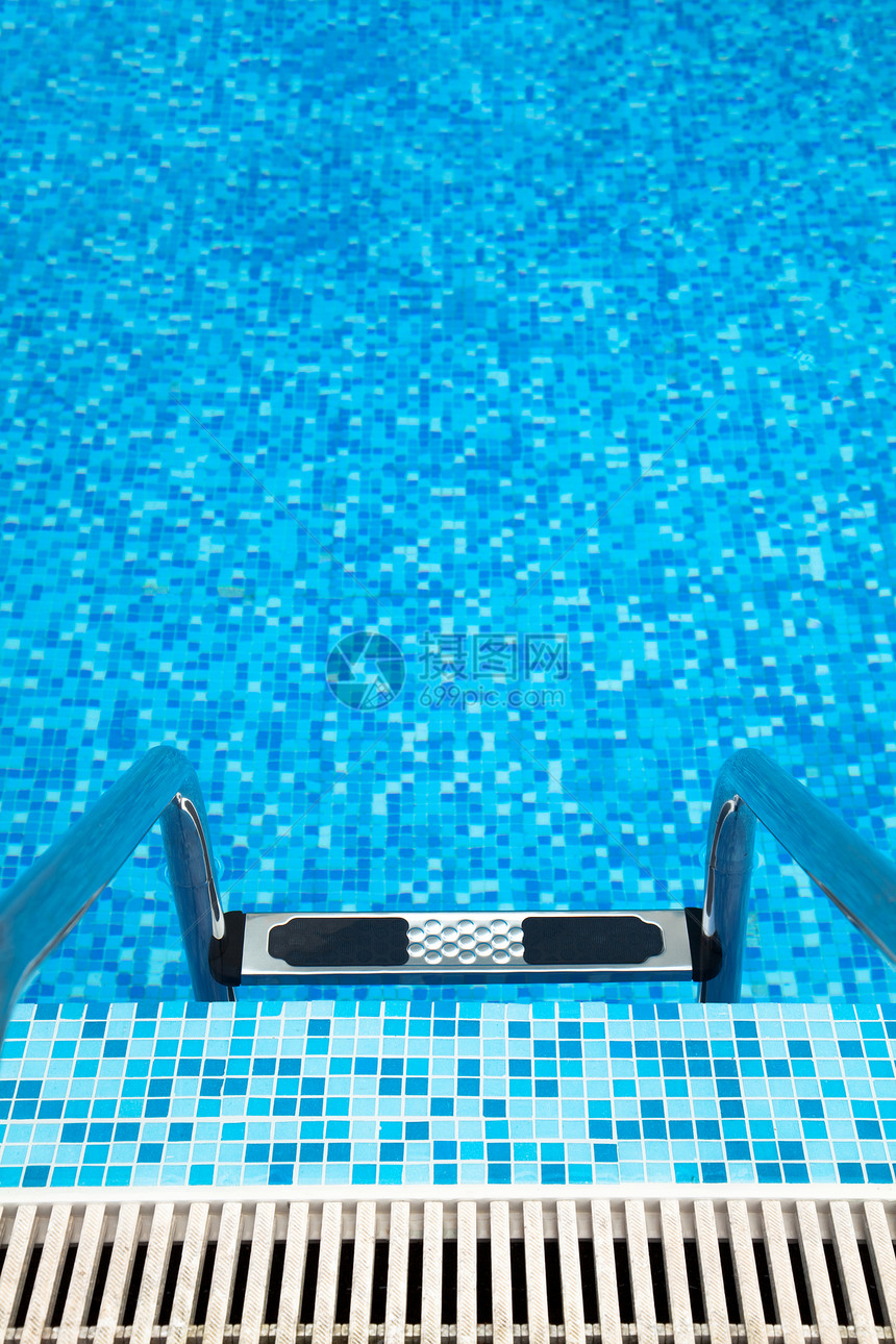 带梯子的游泳池的一部分楼梯茶点金属假期蓝色脚步水池泳池闲暇图片