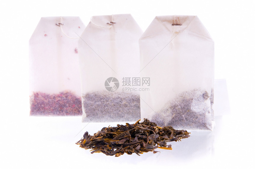 三个茶袋和一堆黑茶图片