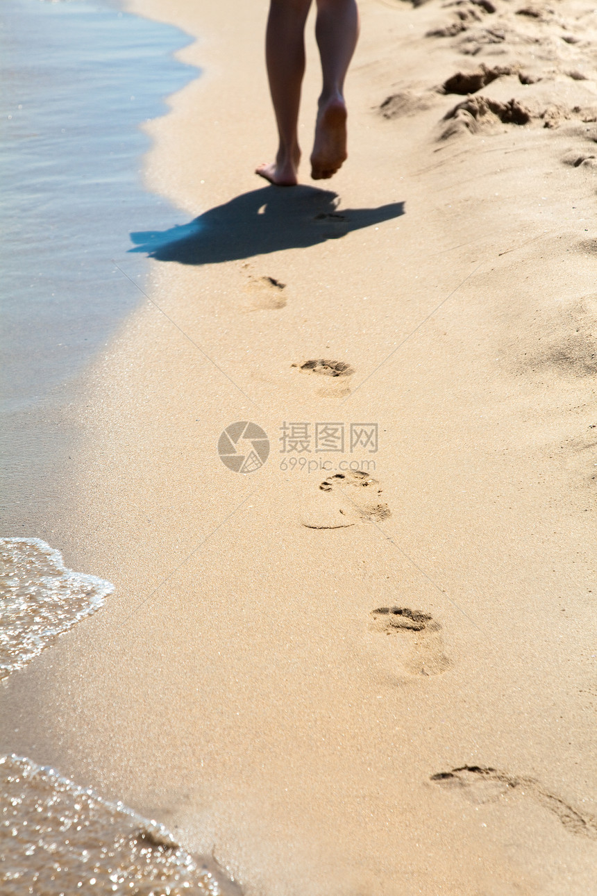 沙子上的脚印女性海岸脚步娱乐烙印海浪海洋女孩季节海景图片