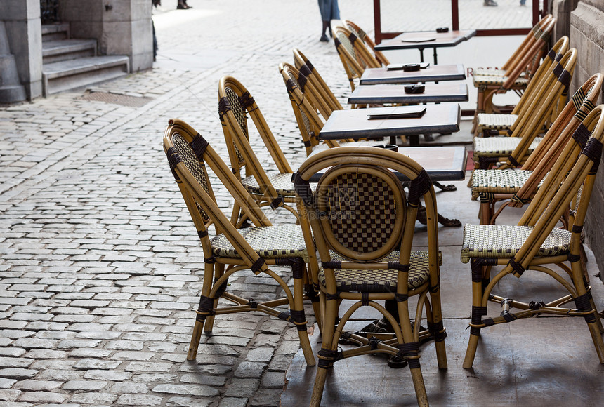 布鲁塞尔的空咖啡厅桌茶几街道家具手杖经济衰退椅子鹅卵石水平人行道咖啡馆图片