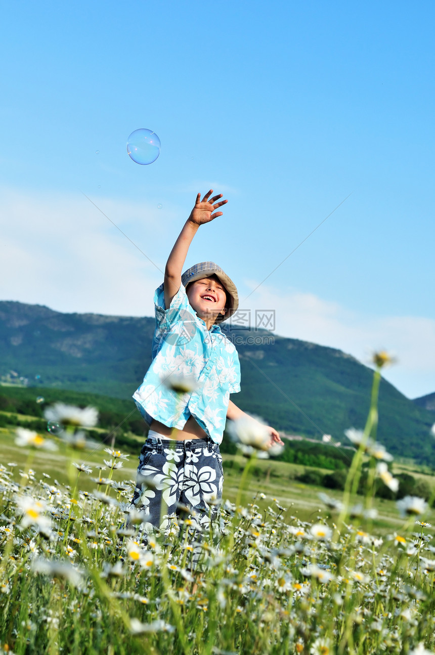 跳跃男生儿子游戏婴儿生活乐趣雏菊气泡假期喜悦图片