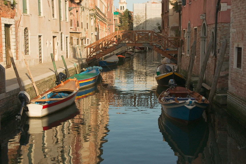 位于威尼斯的运河城市景观历史性旅游历史建筑学房子反射地标建筑图片