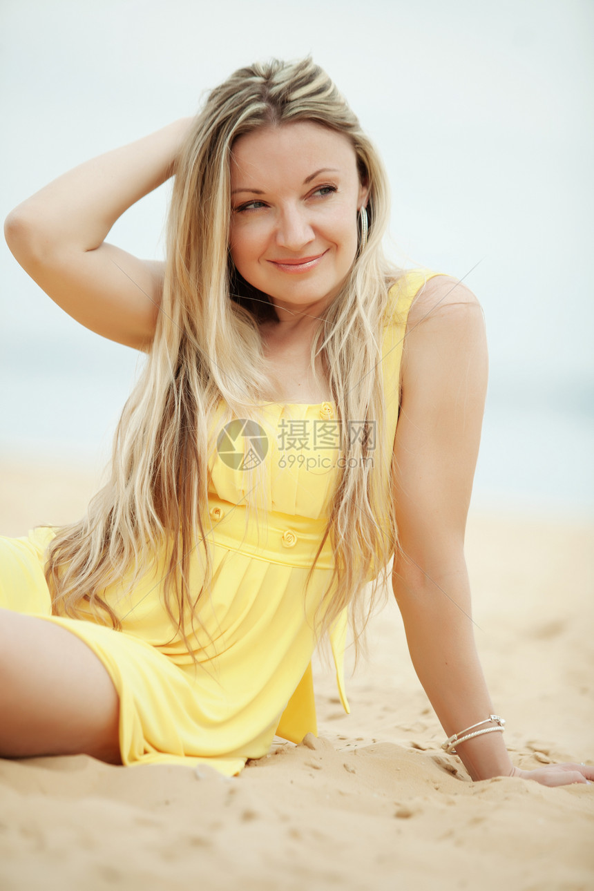 女人睡在沙滩上蓝色头发休息快乐女士喜悦海滩旅行女性金发图片