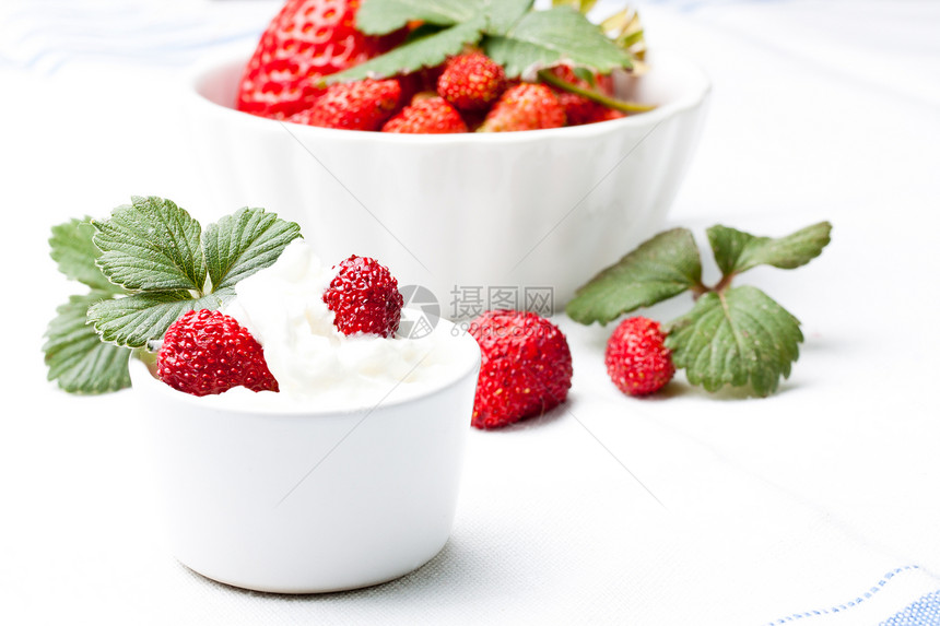 草莓和奶油红色奶制品水果白色浆果牛奶甜点营养食物奶油状图片