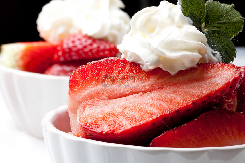 草莓和奶油食物营养奶油状红色浆果甜点水果奶制品果味牛奶图片